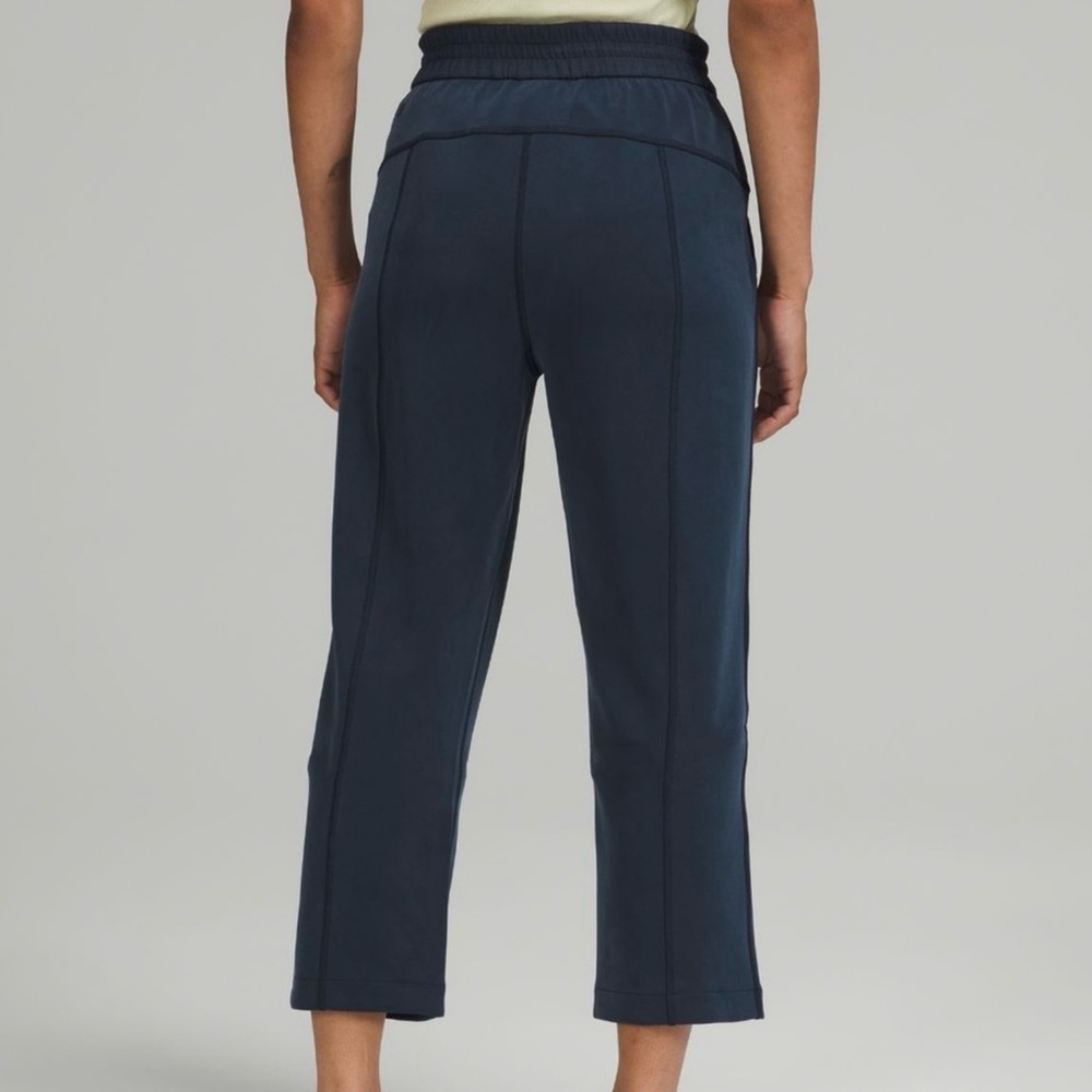 Lululemon softstream  straight leg cropped pant.  Sz 6 NAVY 🌾🍂🍁🌾🍂